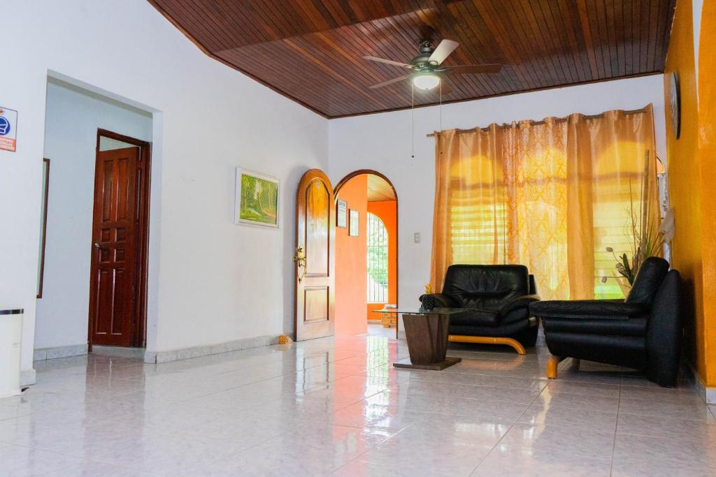 A seating area at Hostal Familiar Argeñal