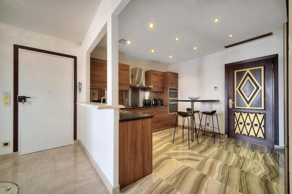 Kuchyňa alebo kuchynka v ubytovaní REF 1757 - Cannes Back Croisette - Sea view apartment for rent