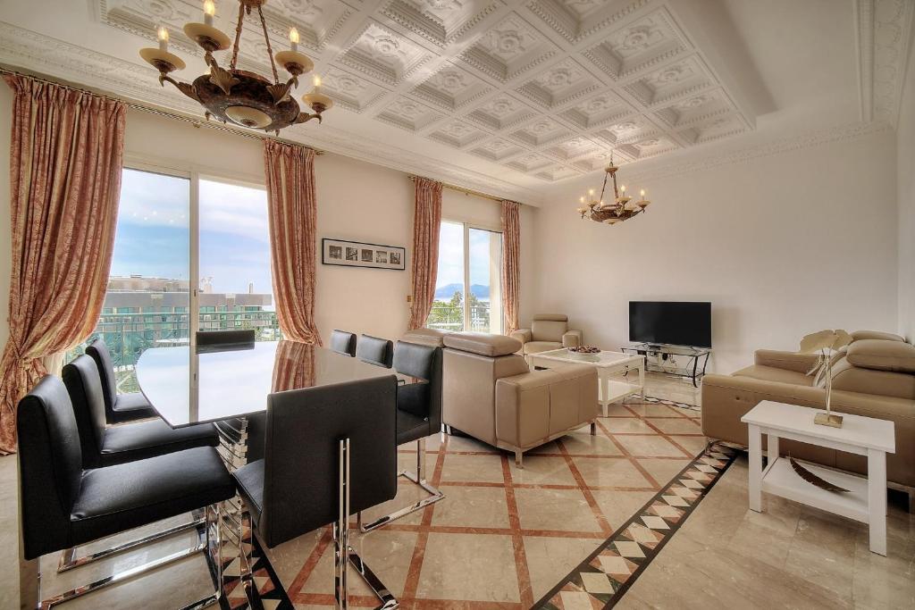 Televízia a/alebo spoločenská miestnosť v ubytovaní REF 1757 - Cannes Back Croisette - Sea view apartment for rent
