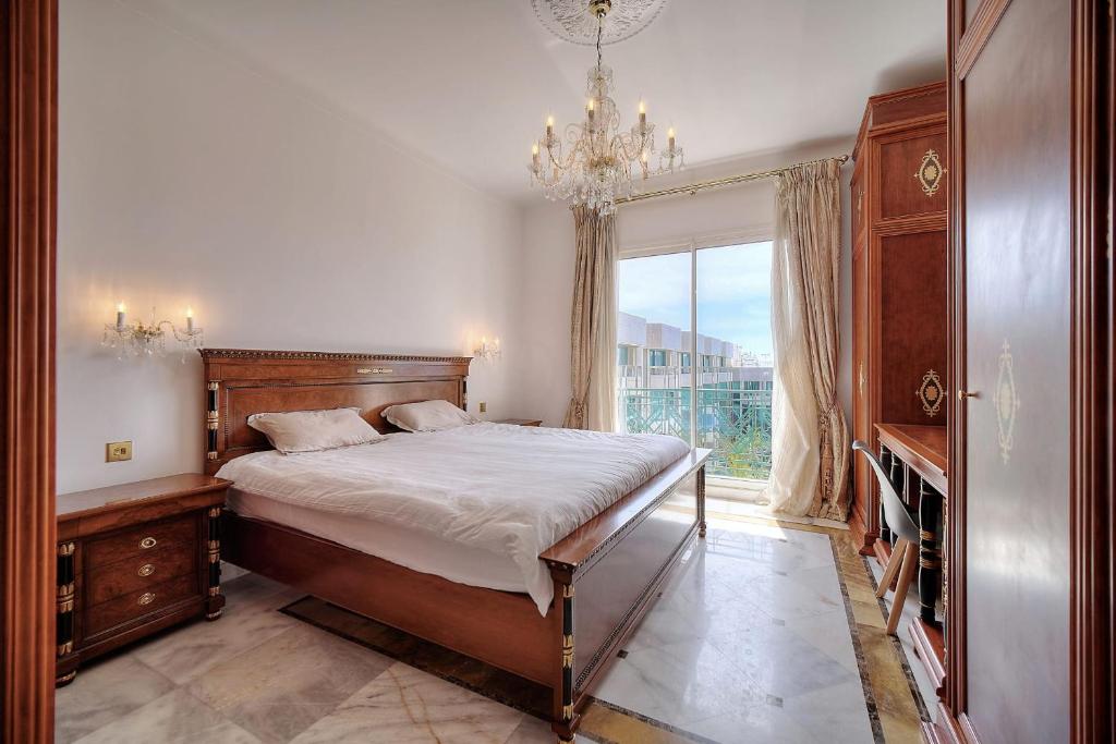Posteľ alebo postele v izbe v ubytovaní REF 1757 - Cannes Back Croisette - Sea view apartment for rent