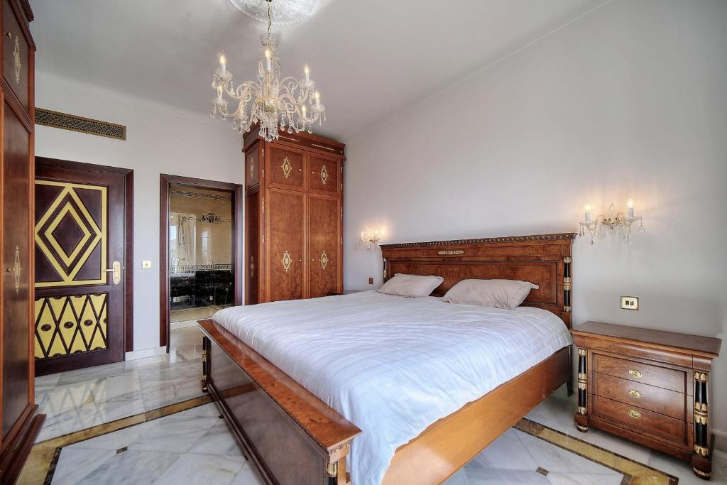 Posteľ alebo postele v izbe v ubytovaní REF 1757 - Cannes Back Croisette - Sea view apartment for rent
