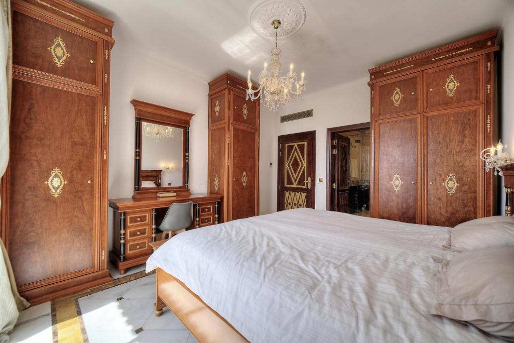 Posteľ alebo postele v izbe v ubytovaní REF 1757 - Cannes Back Croisette - Sea view apartment for rent