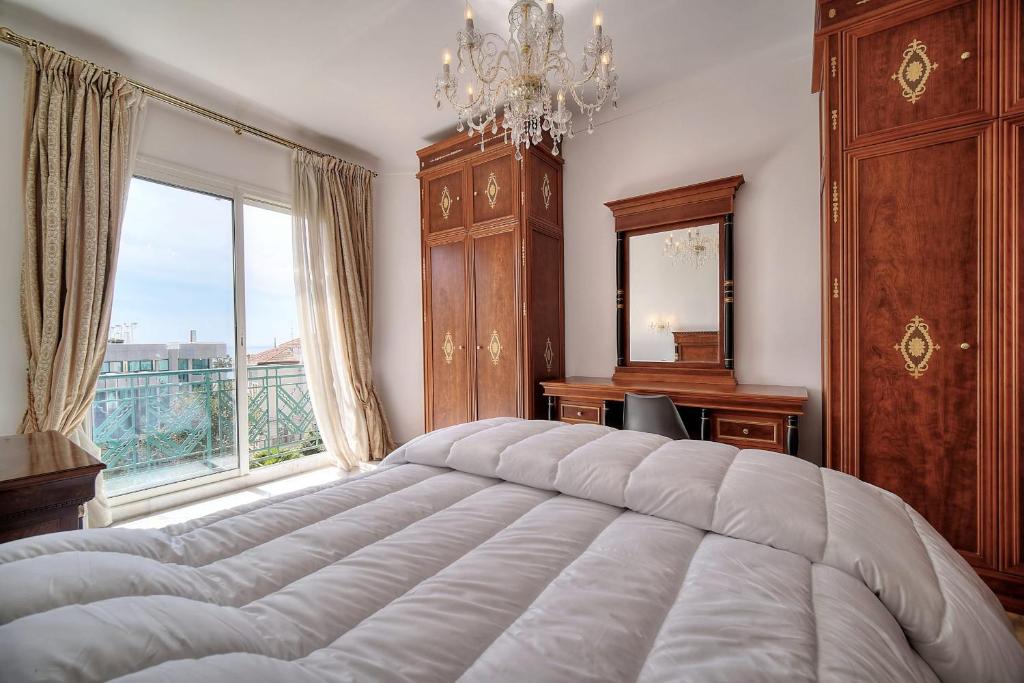 Posteľ alebo postele v izbe v ubytovaní REF 1757 - Cannes Back Croisette - Sea view apartment for rent