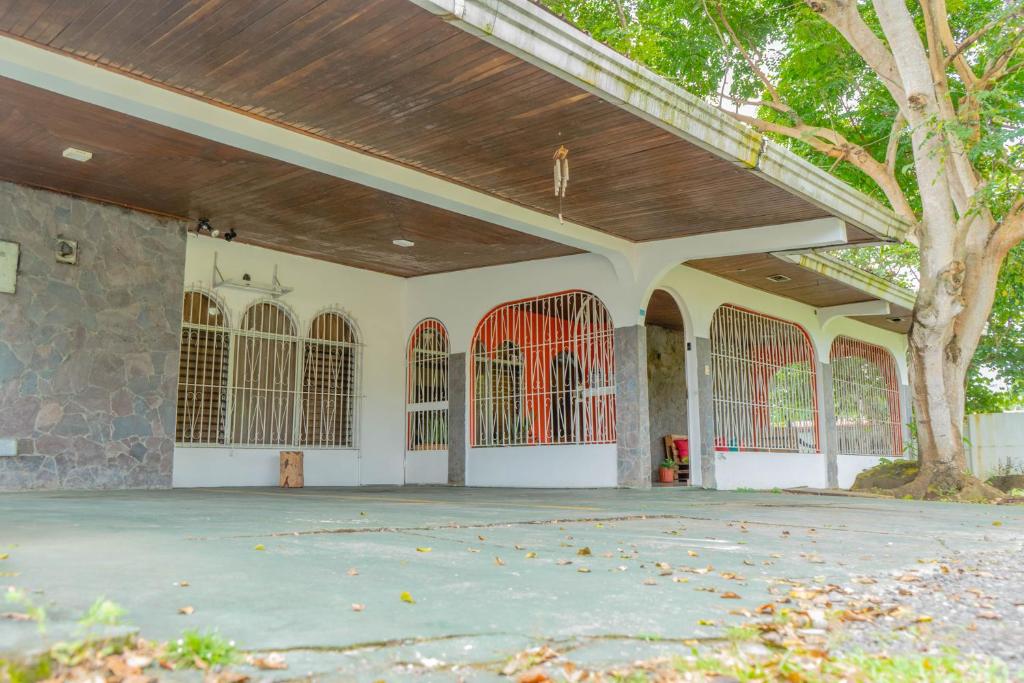 The facade or entrance of Hostal Familiar Argeñal