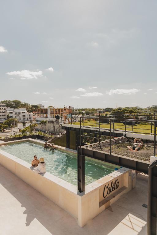 Bazén v ubytování Caleta Hostel Rooftop & Pool nebo v jeho okolí