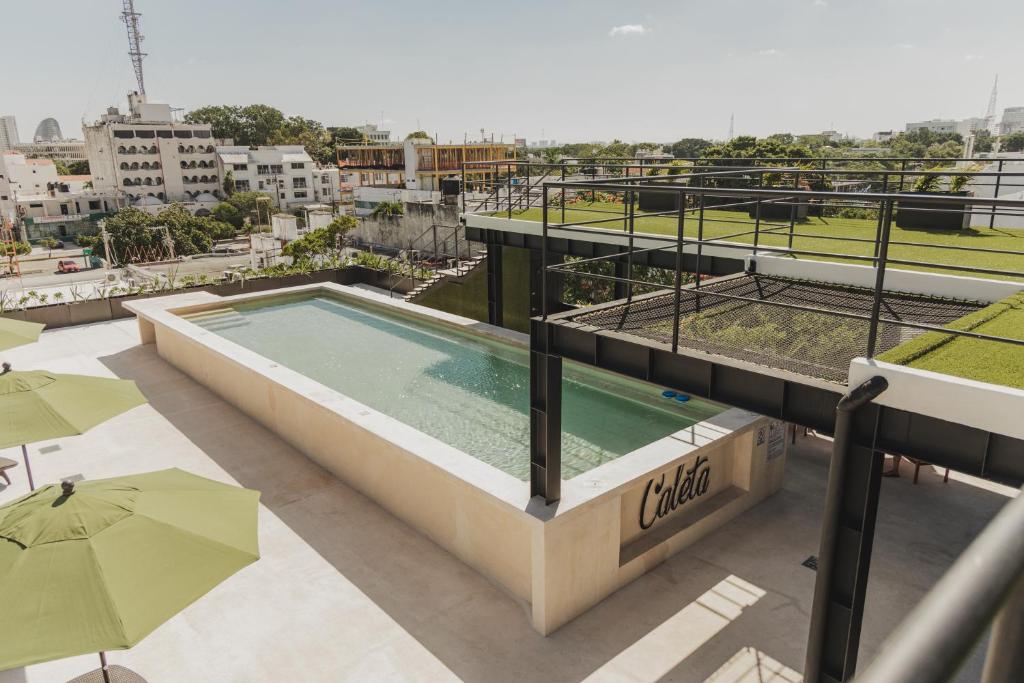 Bazén v ubytování Caleta Hostel Rooftop & Pool nebo v jeho okolí