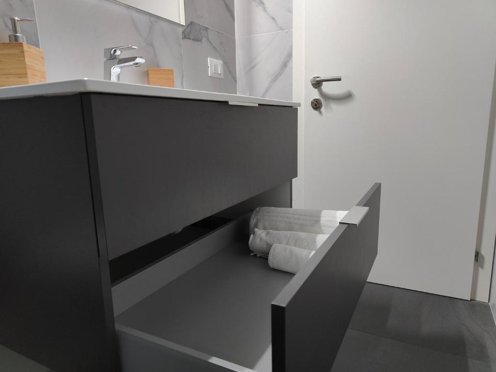 W łazience znajduje się umywalka i wieszak na ręczniki. w obiekcie Chez George w mieście Levico Terme