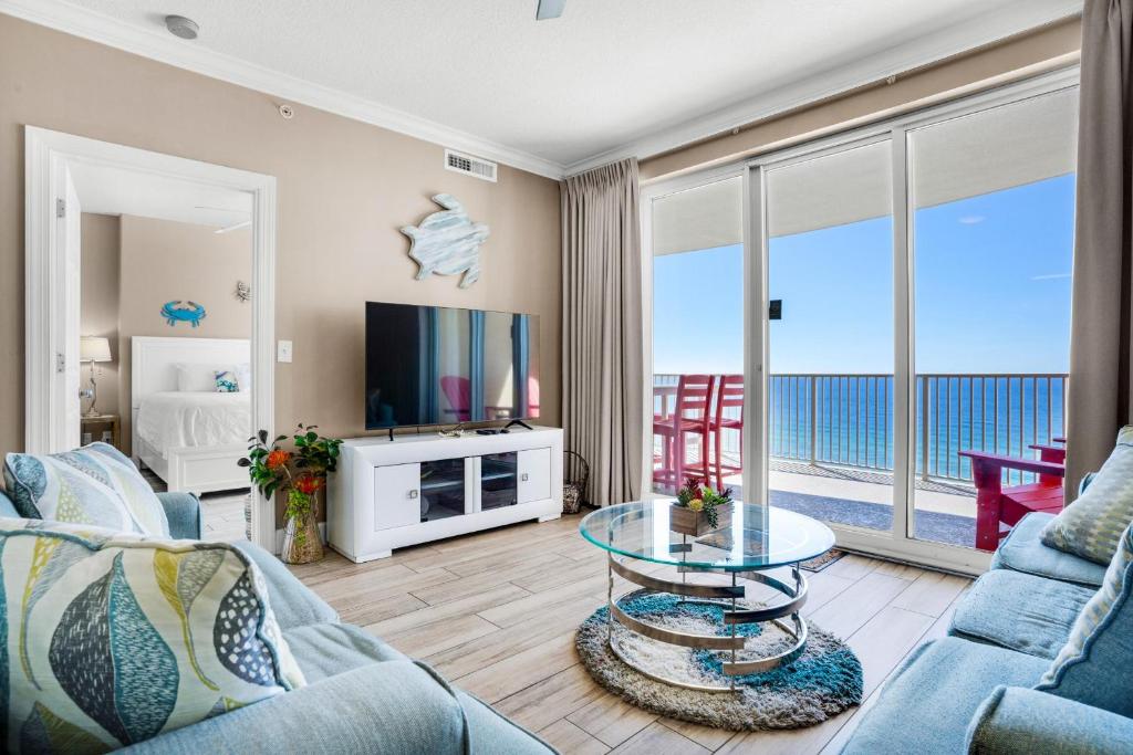 - un salon avec vue sur l'océan dans l'établissement Ocean Villa 1303, à Panama City Beach