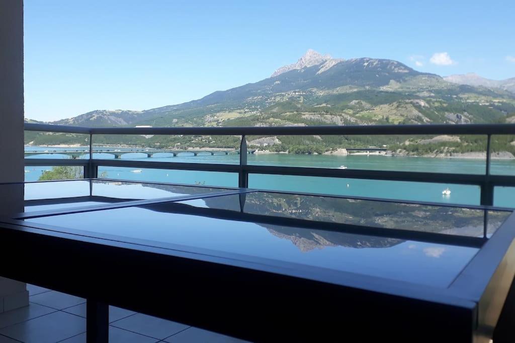Elle comprend un balcon offrant une vue sur la rivière et la montagne. dans l'établissement T3 Savines le lac - 2 chambres et terrasse avec vue imprenable sur les montagnes !, à Savines