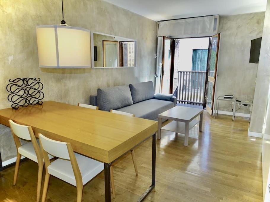 馬德里的住宿－Precioso apartamento junto a la Plaza Mayor，客厅配有桌子和沙发