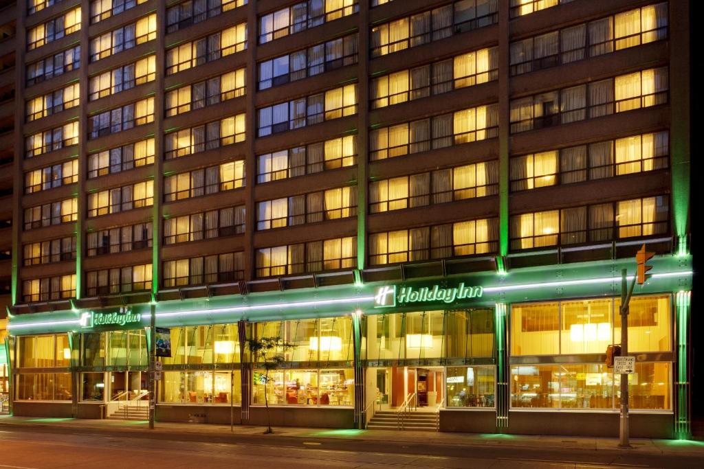 um edifício com uma frente de loja à noite em Holiday Inn Toronto Downtown Centre, an IHG Hotel em Toronto