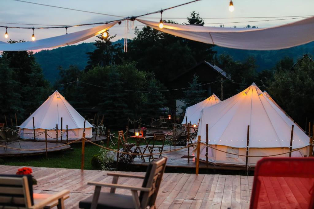 Nespecifikovaný výhled na hory nebo výhled na hory při pohledu z luxury tent