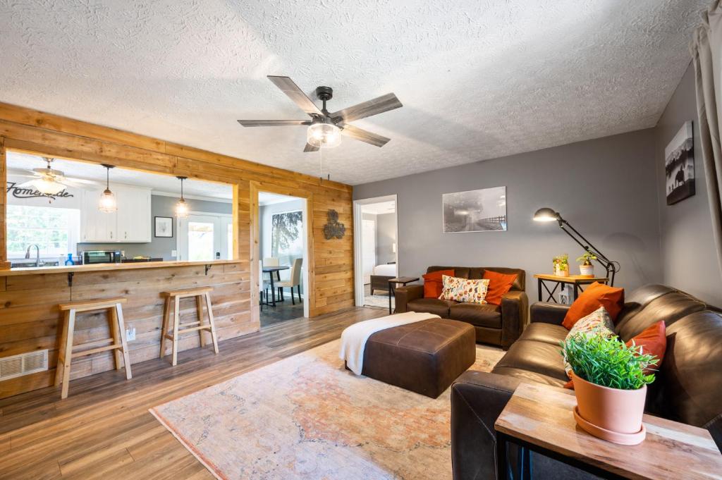 Χώρος καθιστικού στο Cabin Style Stay With Hot Tub, Grill & Porch Swing