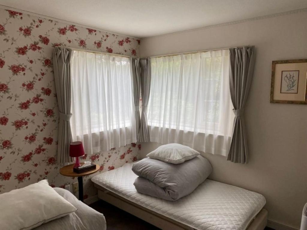 um pequeno quarto com uma cama e uma janela em Ashigarashimo-gun - Hotel - Vacation STAY 53638v em Onsensō