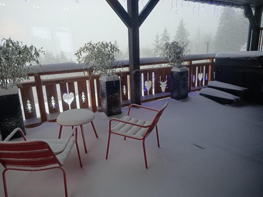 Balkón nebo terasa v ubytování Chalet neuf avec jacuzzi privé, vue imprenable sur Massif des Vosges