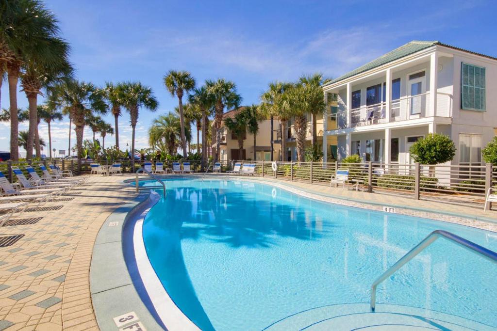 ein Swimmingpool in einem Resort mit Palmen in der Unterkunft Destiny Beach Villas #20A in Destin