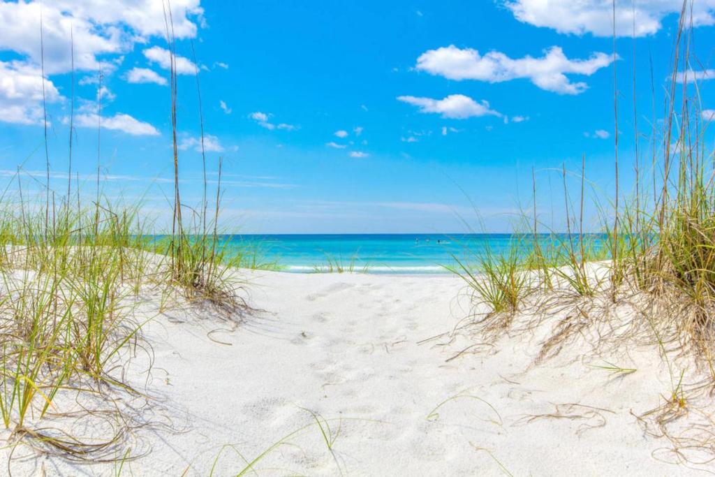 einen Strand mit Sand und das Meer im Hintergrund in der Unterkunft Destiny Beach Villas #20A in Destin