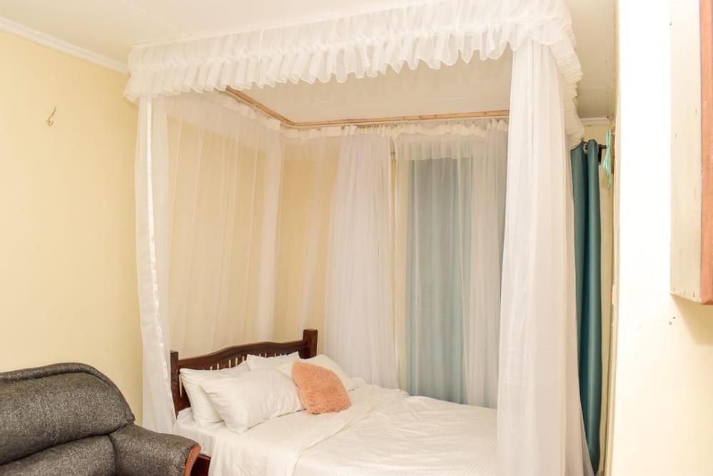 Postel nebo postele na pokoji v ubytování Woodgreek Studio Fully Furnished Apartment