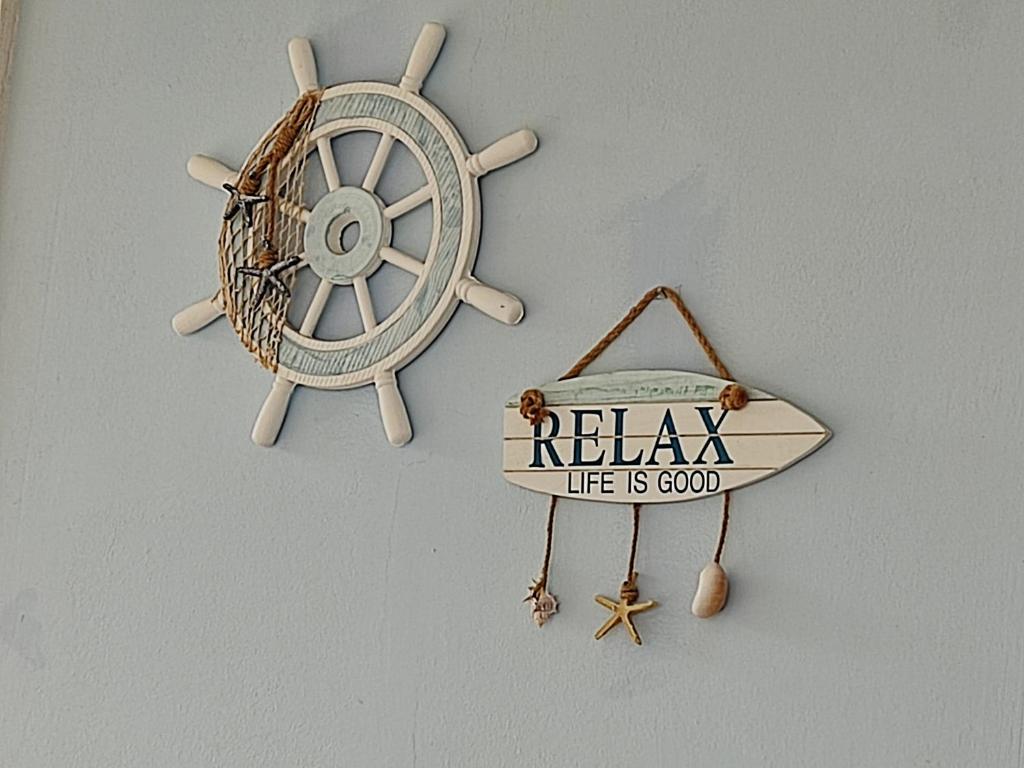 een teken dat zegt ontspannen leven is goed op een muur bij Alpha apartment, Ireon Samos in Iraion