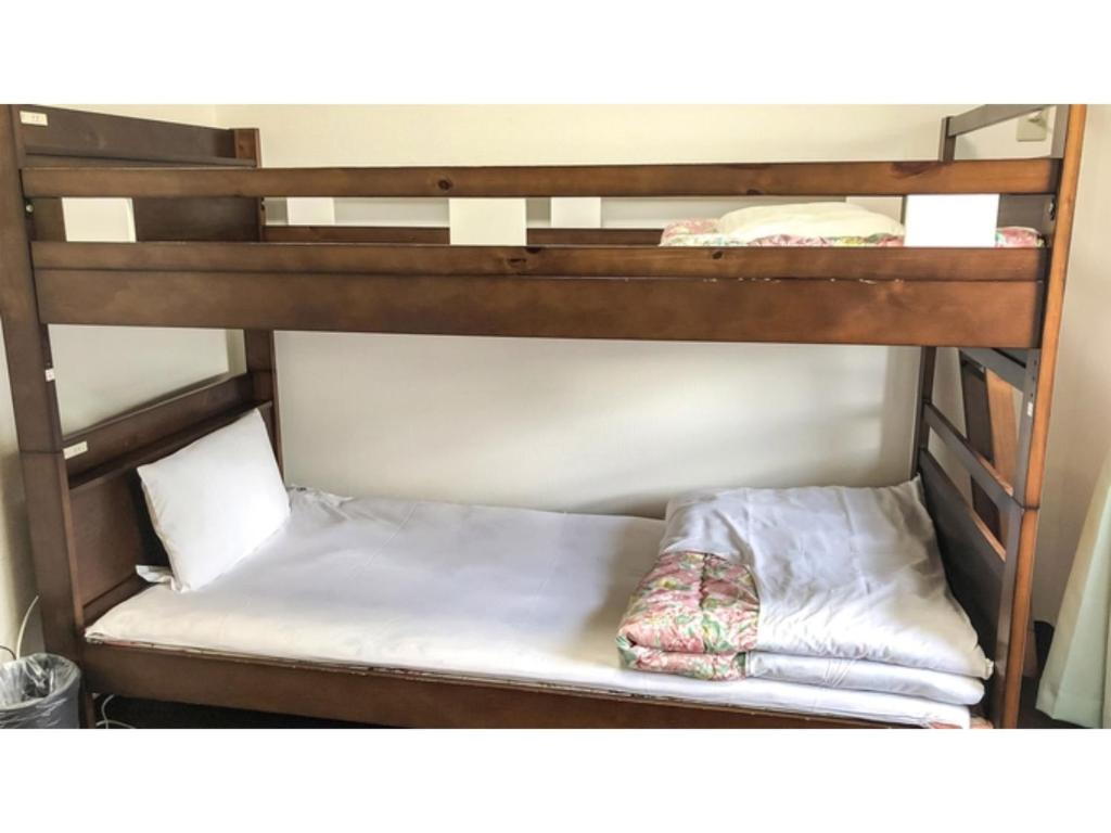 Litera con 2 almohadas en la litera inferior en Sunset Hills Inn Naha - Vacation STAY 77464v, en Naha