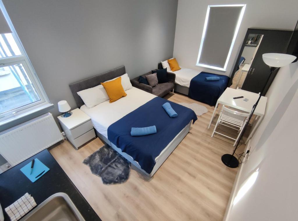 una piccola camera con letto e divano di STUNNING STUDIO In NORTH LONDON - VICTORIA LINE a Londra