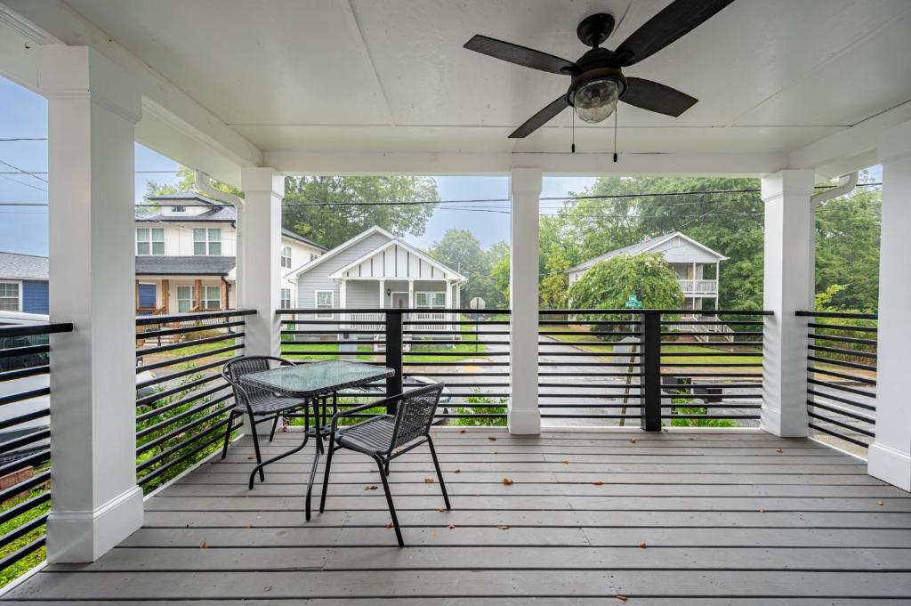 Cushy & Minimalist Home Near Mercedes Benz Stadium - Housity
