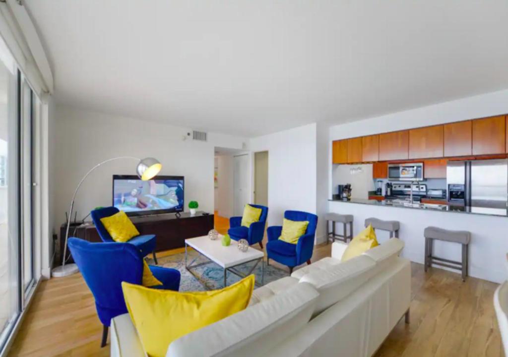 Uma área de estar em Ocean View Stunning 3BR Apartment On 26th Floor