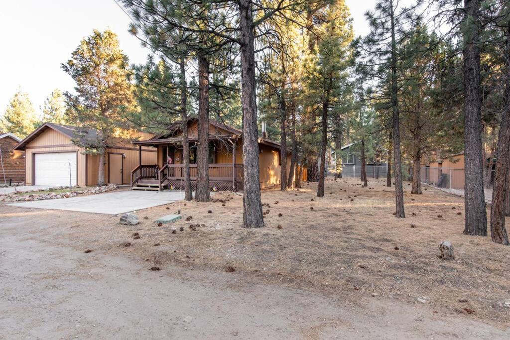 Hot Tub, Fire Pit & Pet Friendly Lazy Bear Lodge - Two-Bedroom House
