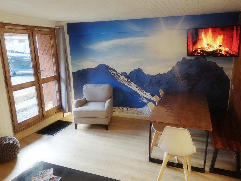 a living room with a painting on the wall at Appartement 6/7 personnes pied des pistes à Plagne centre in La Plagne