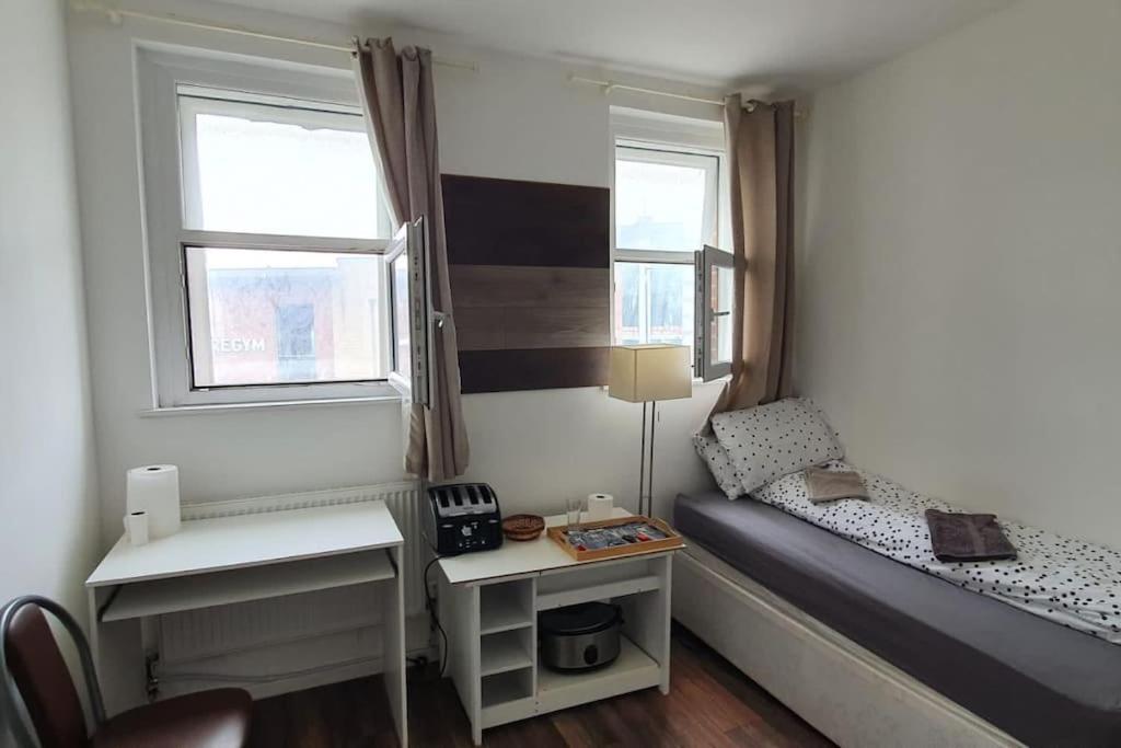 Voodi või voodid majutusasutuse Spacious bedroom close to city centre toas