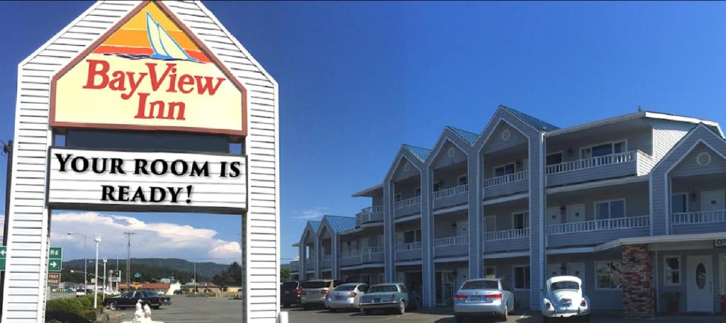 クレセントシティにあるBayview Innのホテル付きの建物前の看板