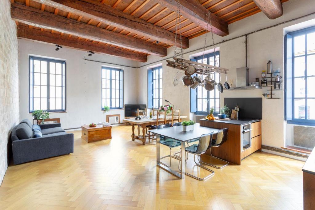 Sunny Stylish Spacious Loft in Old-Port - One-Bedroom Apartment