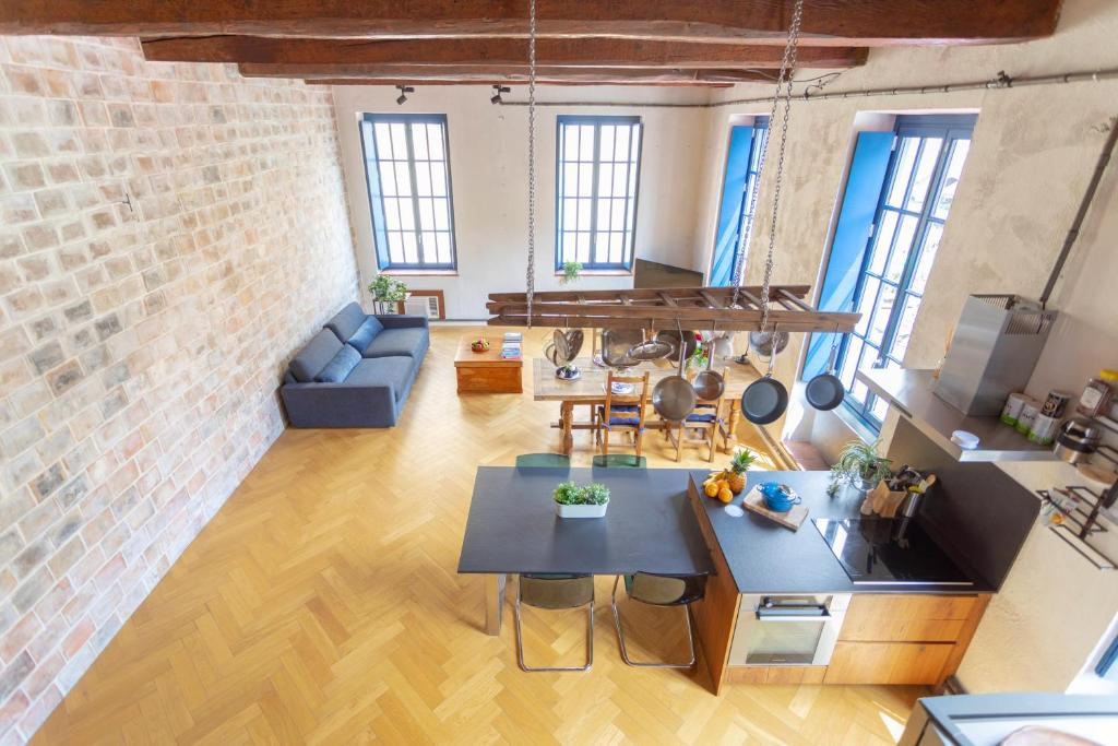 uma vista superior de uma sala de estar e cozinha com uma mesa em Sunny Stylish Spacious Loft in Old-Port em Marselha