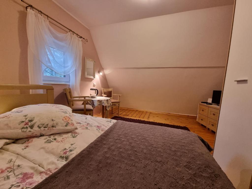 Willa Marta - pokoje gościnne z parkingiem, aneksem kuchennym, grillem i paleniskiem, piękny widok na Karkonosze, blisko szlaków - Economy Dreibettzimmer Mit Gemeinschaftsbad