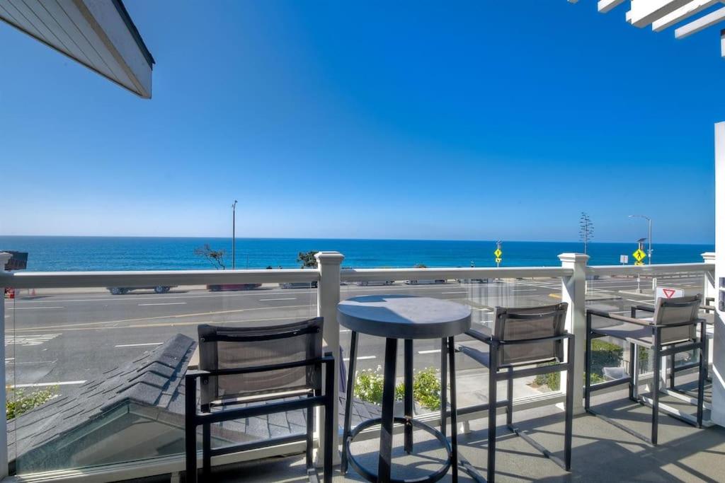 カールスバッドにあるLuxury Ocean Views & Steps To The Sand - Tower 36 Upper Condo Unitの海を見渡すバルコニー(テーブル、椅子付)