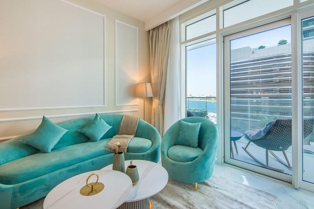 Posezení v ubytování Brand New 1BR Apartment - Beachfront Sunrise Bay - P203T2