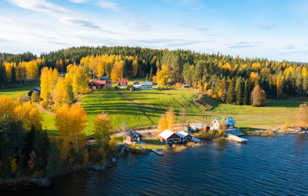 una vista aérea de una pequeña isla en un lago en Hugsnäset Semesterstugor och Fiske, en Gällö