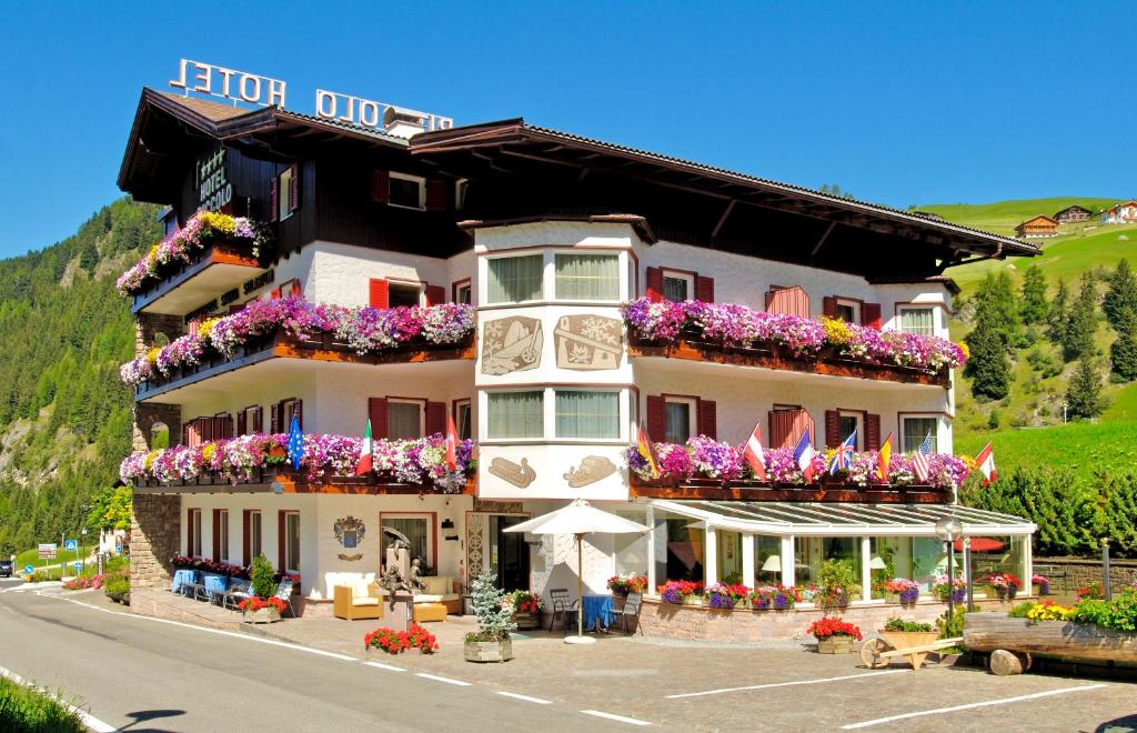 Nespecifikovaný výhled na hory nebo výhled na hory při pohledu z hotelu
