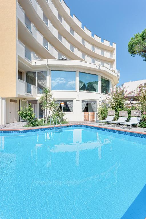 The swimming pool at or close to Hotel Schiller