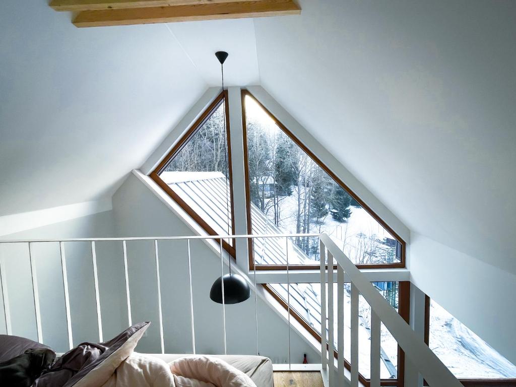 Pokój z klatką schodową i dużym oknem w obiekcie Apartman Bratrouchov w mieście Jablonec nad Jizerou