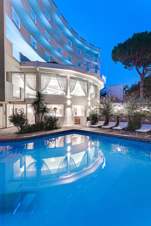 The swimming pool at or close to Hotel Schiller