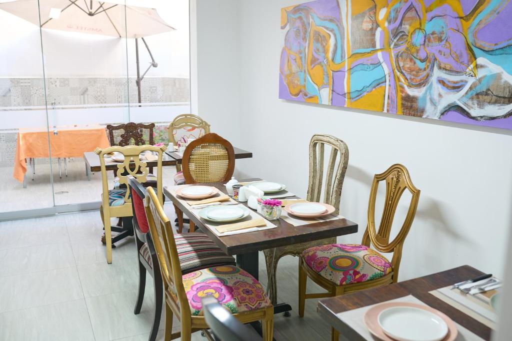 uma sala de jantar com uma mesa de madeira e cadeiras em Alma Casa Boutique em Arequipa