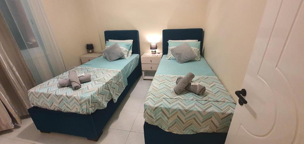 deux lits côte à côte dans une pièce dans l'établissement STEFARIS "koutsou court 105", à Larnaka