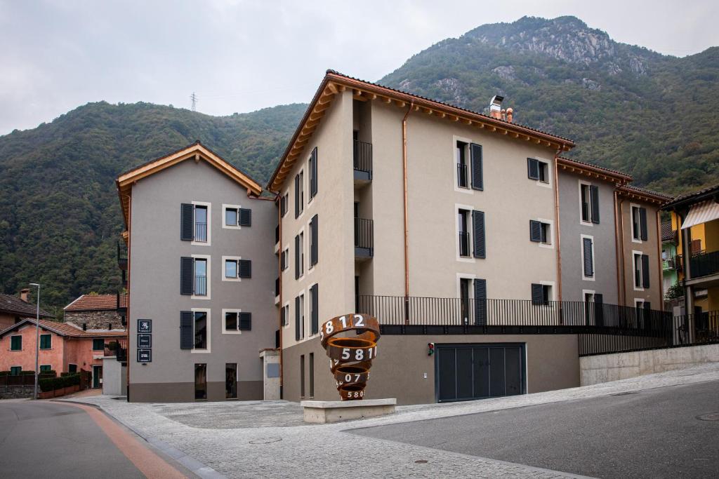 een groep gebouwen met bergen op de achtergrond bij Residenza 3544 in Lumino