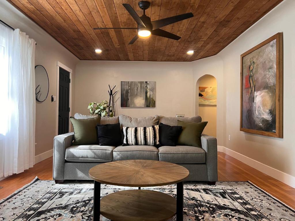 Uma área de estar em New remodel! 3-bed house in heart of Carson City