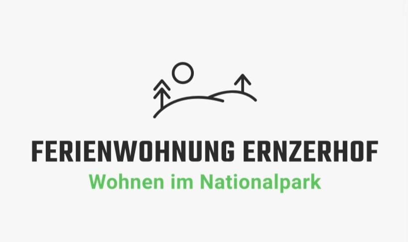 un logotipo para una mujer en el parque nacional en Ferienwohnung Ernzerhof, en Idar-Oberstein