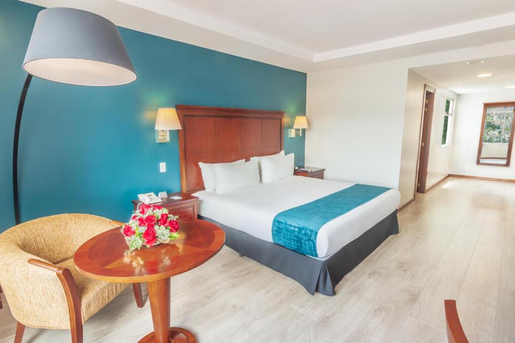 Postel nebo postele na pokoji v ubytování Sonesta Hotel Loja