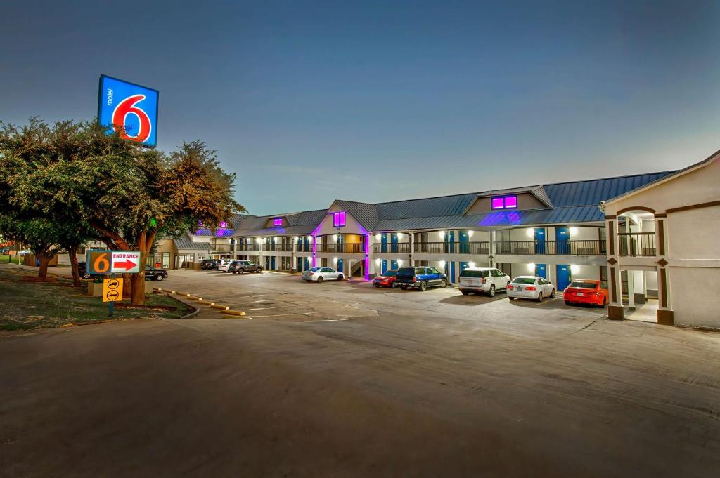 un hôtel avec des voitures garées dans un parking dans l'établissement Motel 6-Fort Worth, TX - White Settlement, à Fort Worth