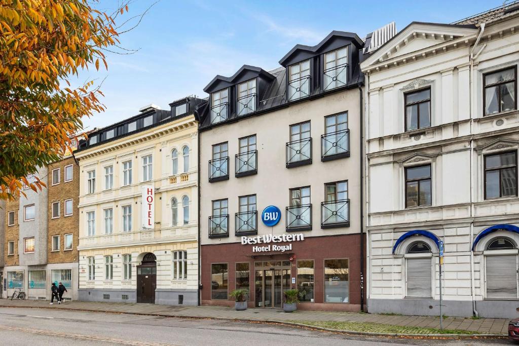 een rij gebouwen in een stadsstraat bij Best Western Hotel Royal in Malmö