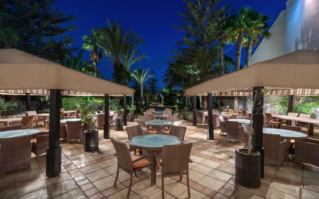 Reštaurácia alebo iné gastronomické zariadenie v ubytovaní Radisson Blu Palace Resort & Thalasso, Djerba